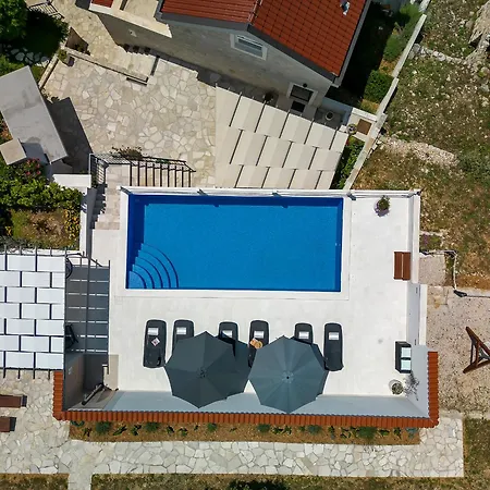 Villa Rustic Nina - Dalmatian Stone Mansion Tučepi
