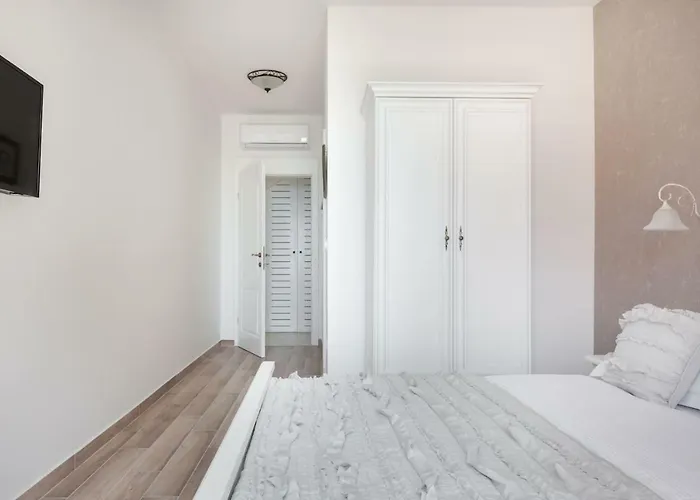 Rustic Nina - Dalmatian Stone Mansion *